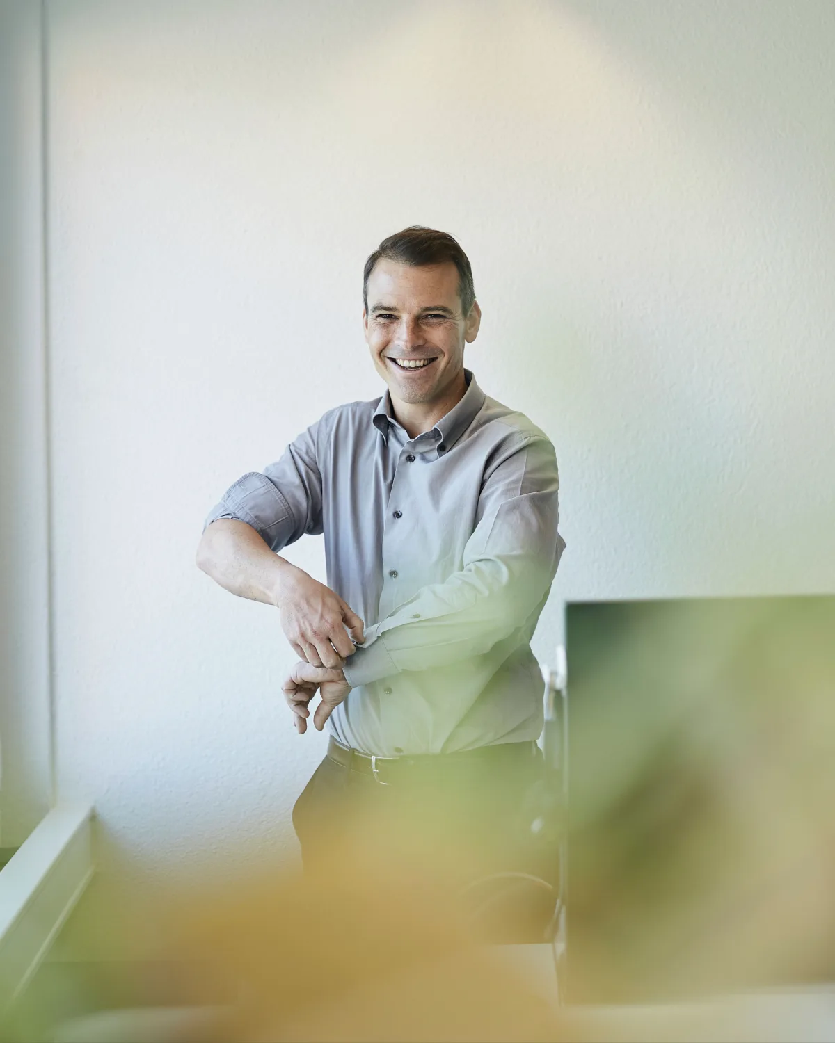 Bild von Martin Kost, Inhaber und Co-Geschäftsführer der Online Marketing Agentur Standout GmbH in seinem Büro.